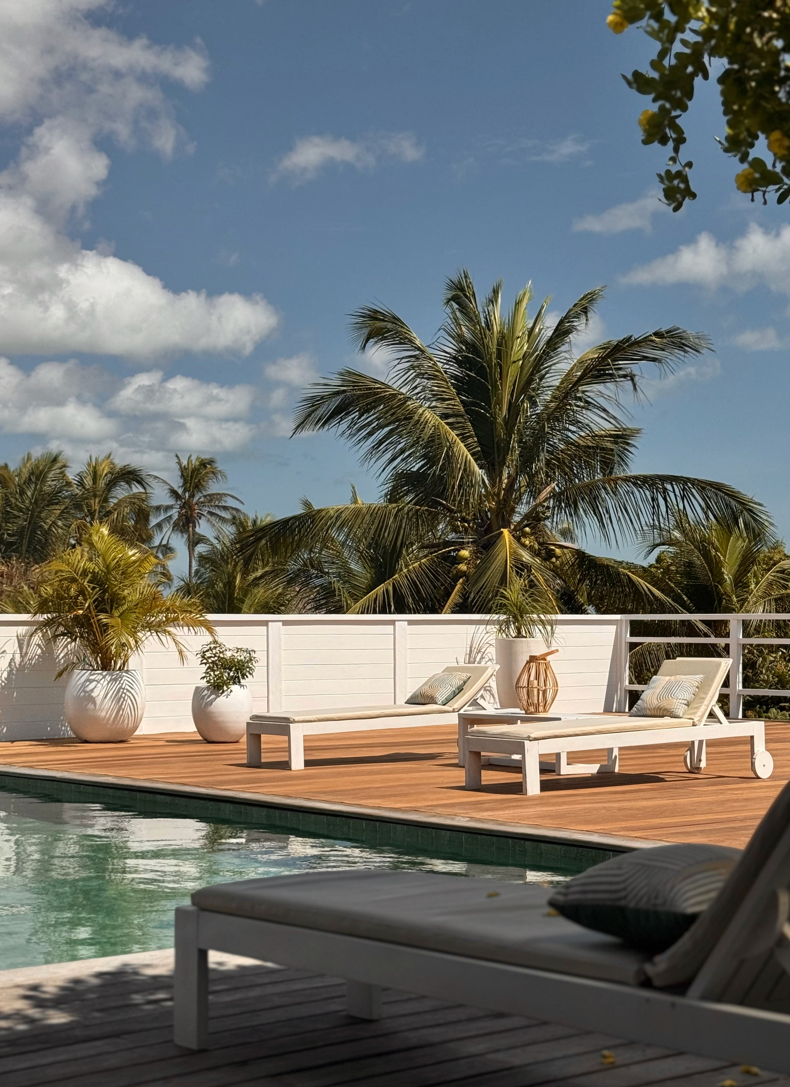 Transats au bord de la piscine de Villa Tomama