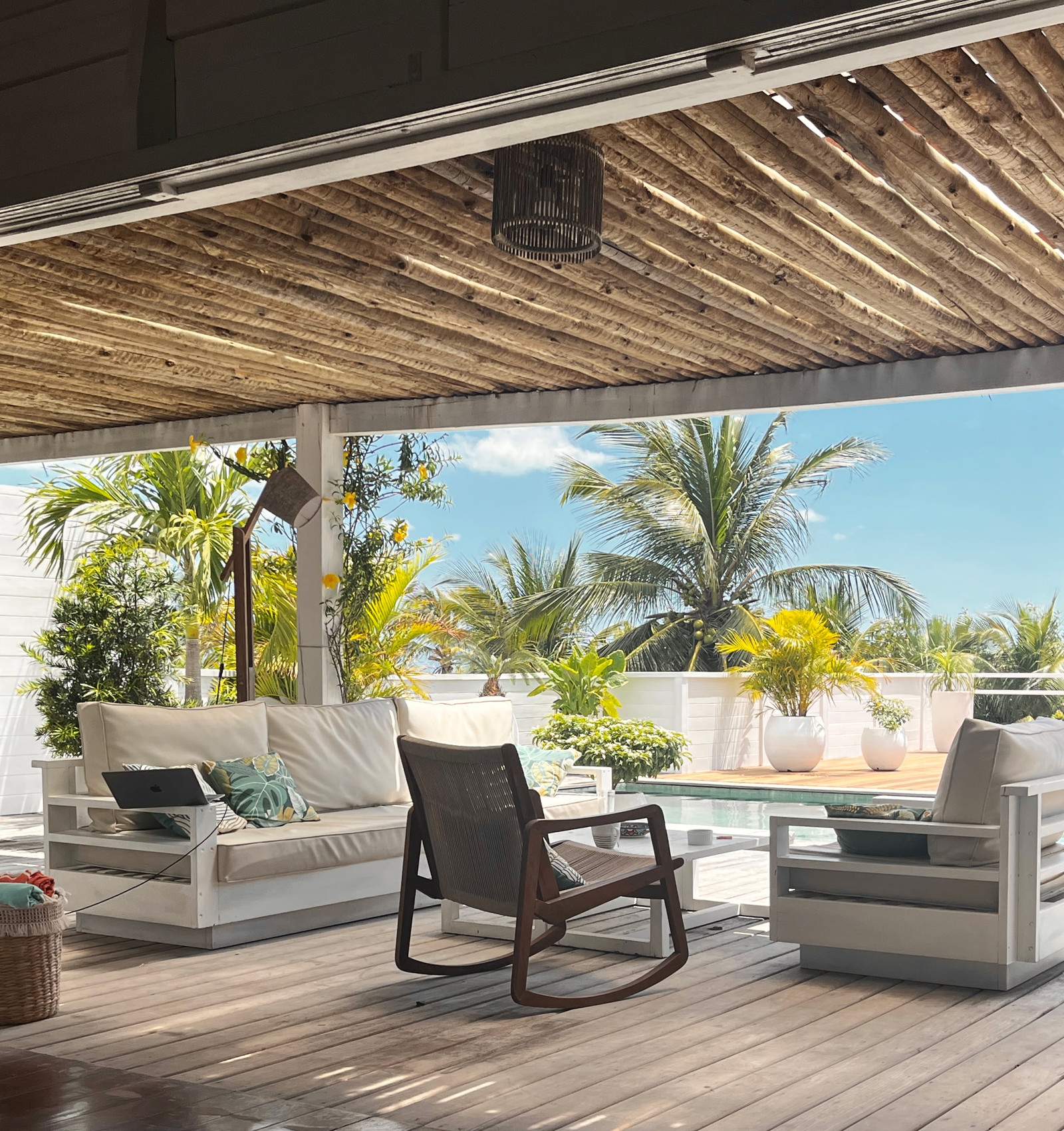 Terrasse ombragée de Villa Tomama face à la piscine