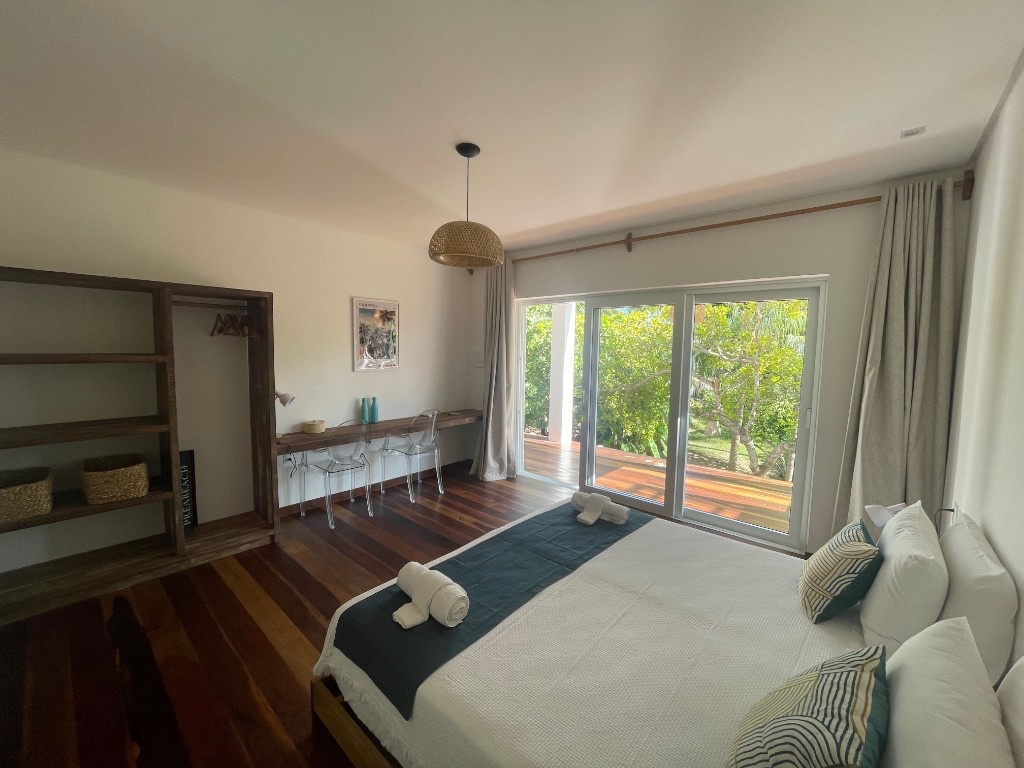 Chambre climatisée de Villa Tomama ouverte sur le jardin